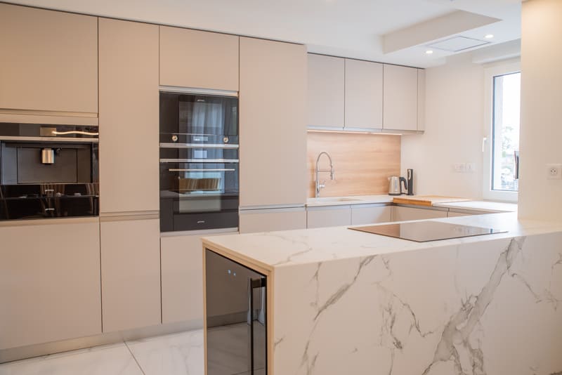 Cuisine ouverte moderne en bois, beige, marbre | Raison Home